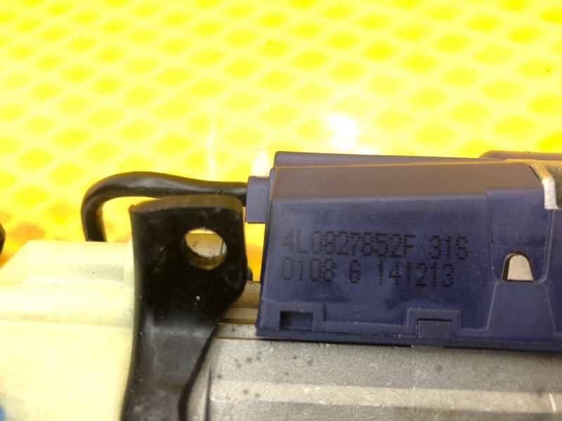 Моторчик крышки багажника Audi Q7 2014 4L