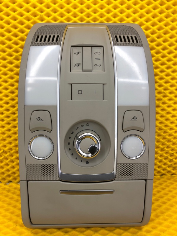 Плафон освещения салона Audi Q7 2014 4L