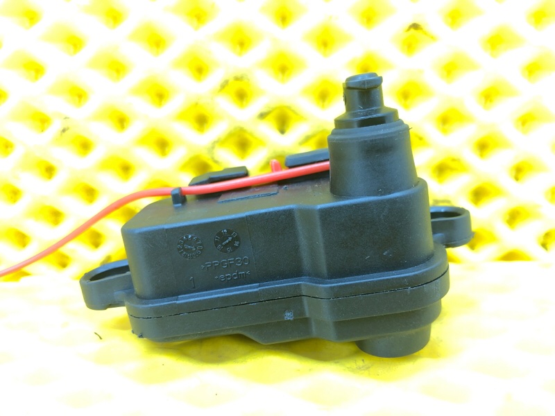 Замок лючка бензобака Audi Q7 2014 4L