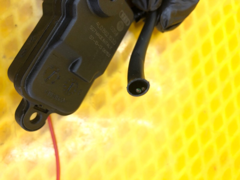 Замок лючка бензобака Audi Q7 2014 4L