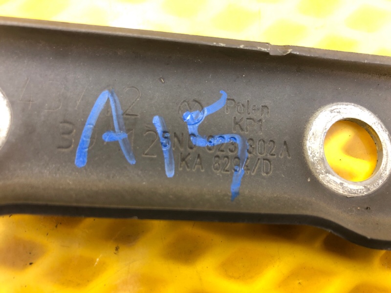 Петля капота правая Volkswagen Tiguan