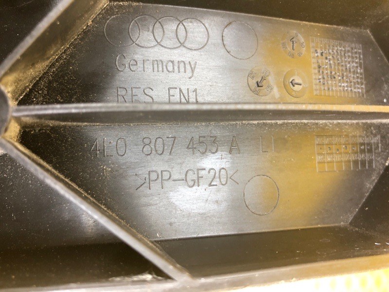 Кронштейн бампера Audi Q7 2014 4L