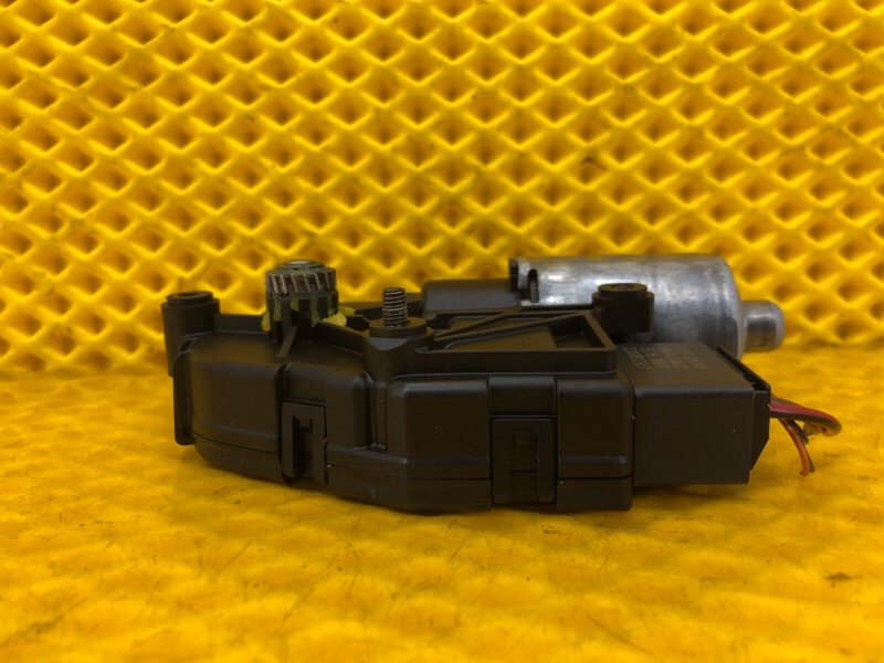 Моторчик люка Audi Q7 2014 4L