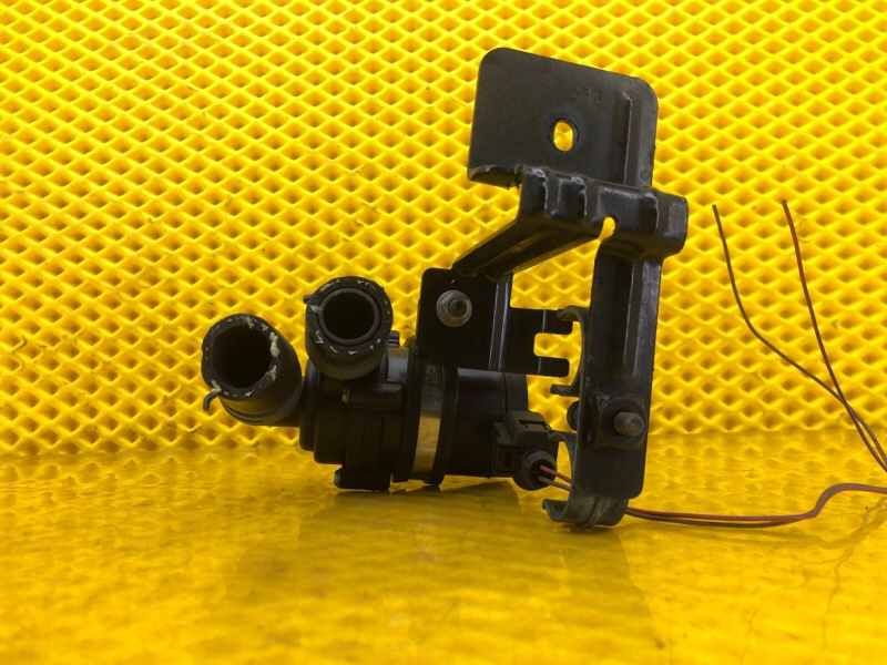 Насос водяной дополнительный , помпа Audi Q7 2014 4L