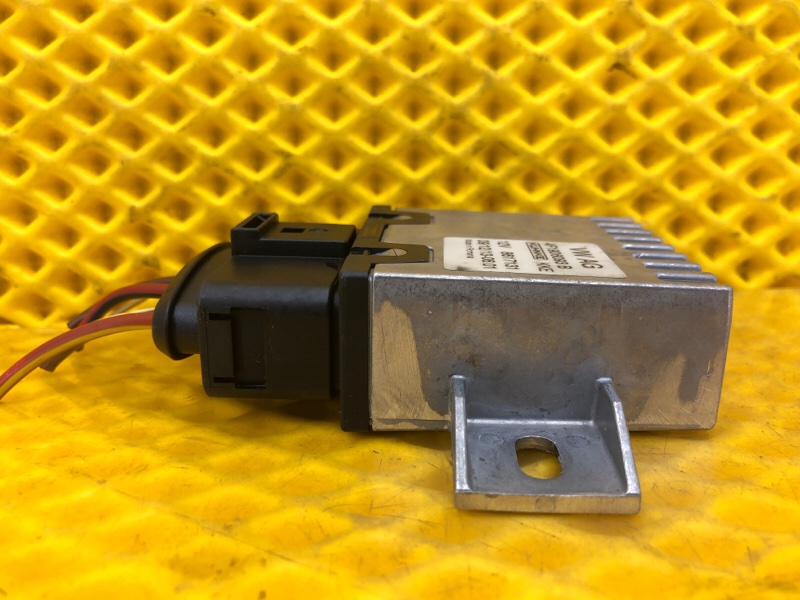 Блок управления топливным насосом Audi Q7 2014 4L