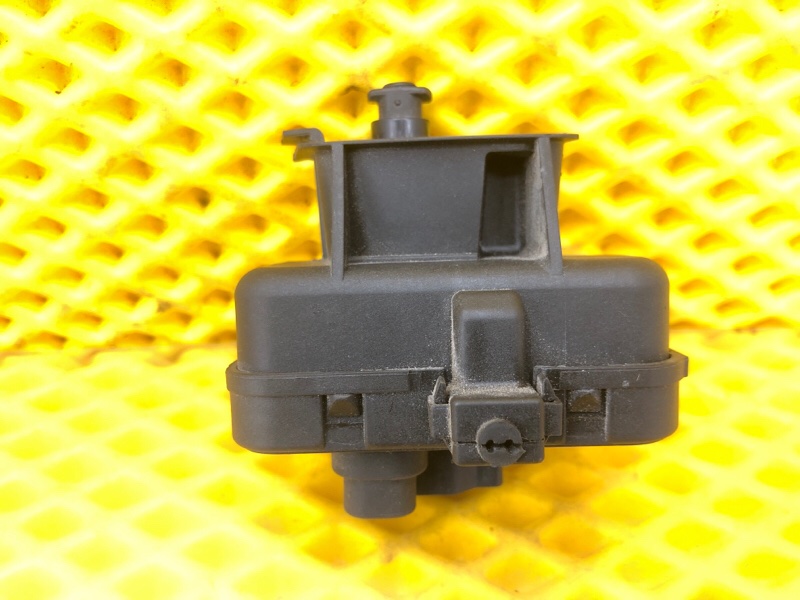 Активатор замка лючка бензобака Volkswagen Tiguan