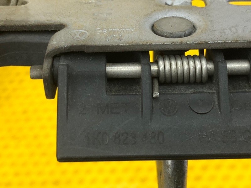 Крюк замка капота Volkswagen Tiguan