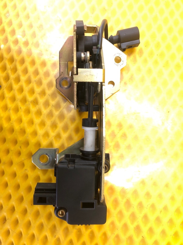 Замок багажника Volkswagen Touareg 2003 7L6