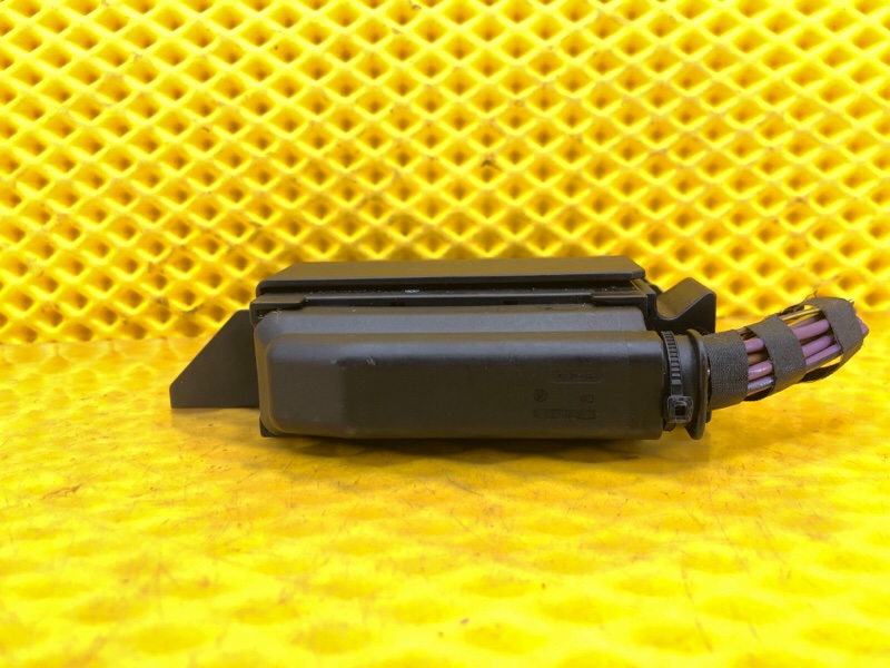 Блок управления стояночным тормозом Volkswagen Tiguan