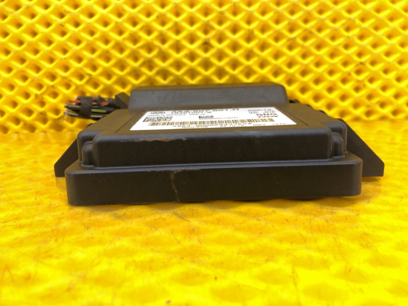 Блок управления стояночным тормозом Volkswagen Tiguan