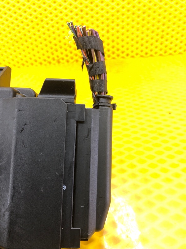 Блок управления стояночным тормозом Volkswagen Tiguan