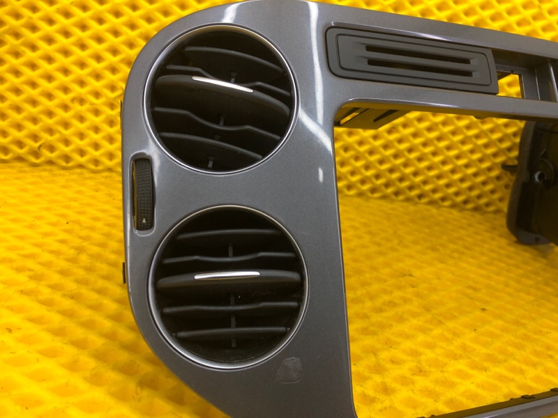 Дефлектор воздуховода центральный Volkswagen Tiguan