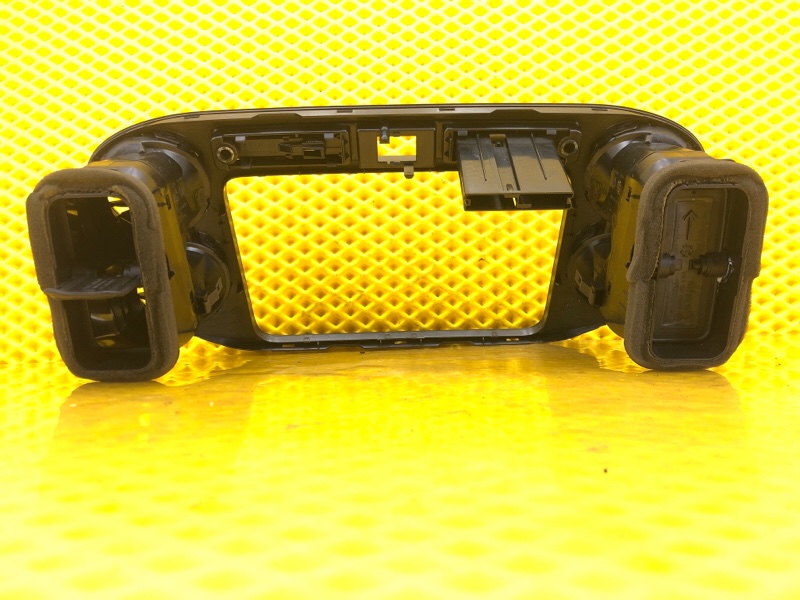 Дефлектор воздуховода центральный Volkswagen Tiguan