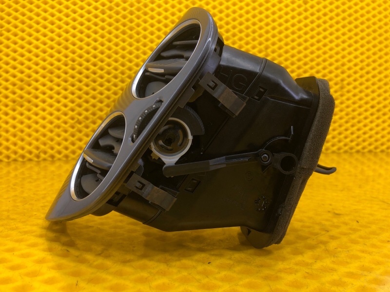 Дефлектор воздуховода центральный Volkswagen Tiguan