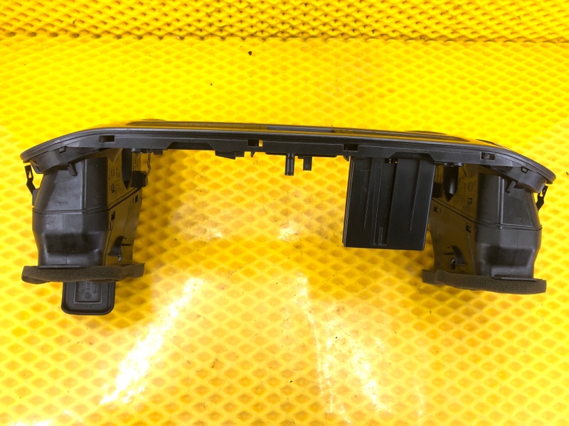 Дефлектор воздуховода центральный Volkswagen Tiguan