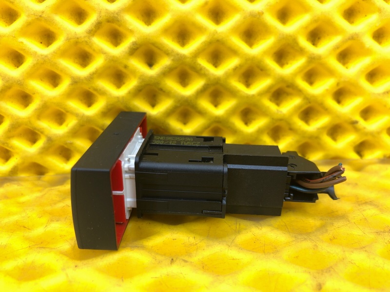 Кнопка аварийной сигнализации Volkswagen Tiguan