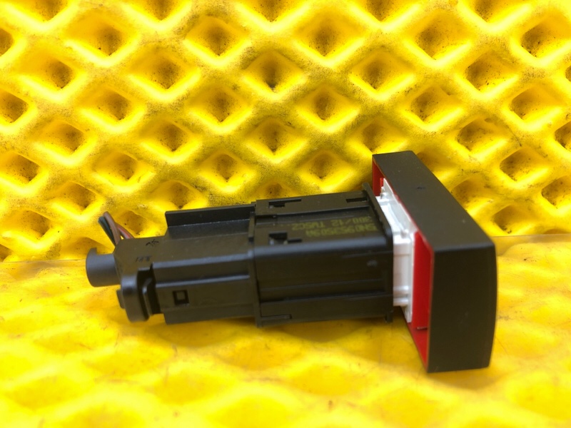 Кнопка аварийной сигнализации Volkswagen Tiguan