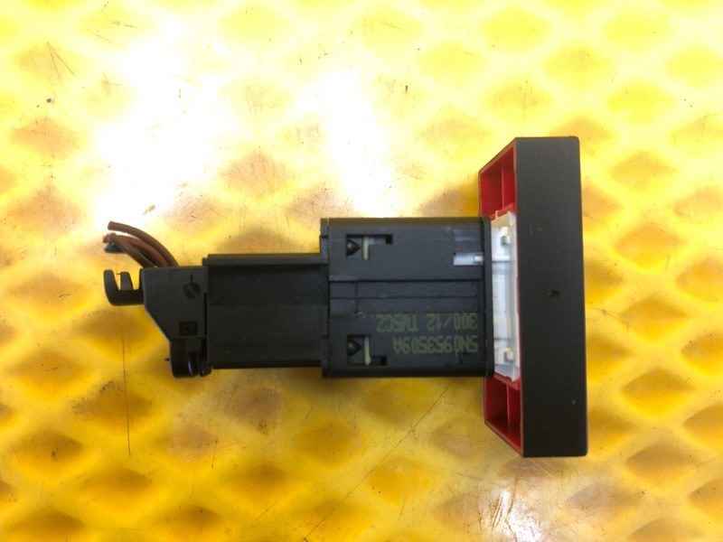 Кнопка аварийной сигнализации Volkswagen Tiguan