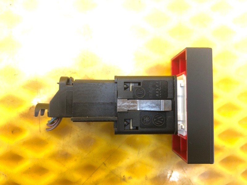 Кнопка аварийной сигнализации Volkswagen Tiguan