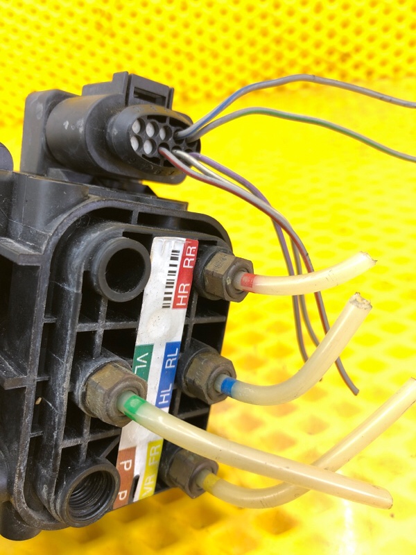 Блок клапанов пневмоподвески Mercedes-Benz S-Class 2014 W222