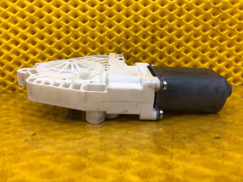 Моторчик стеклоподъемника передней левой двери Audi Q7 2014 4LB