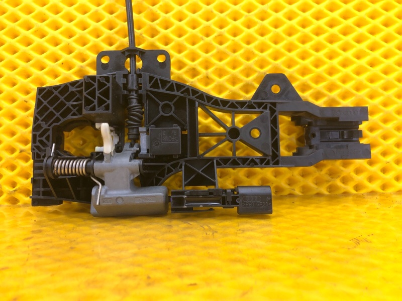 Кронштейн ручки двери передней правой Audi Q7 2014 4LB