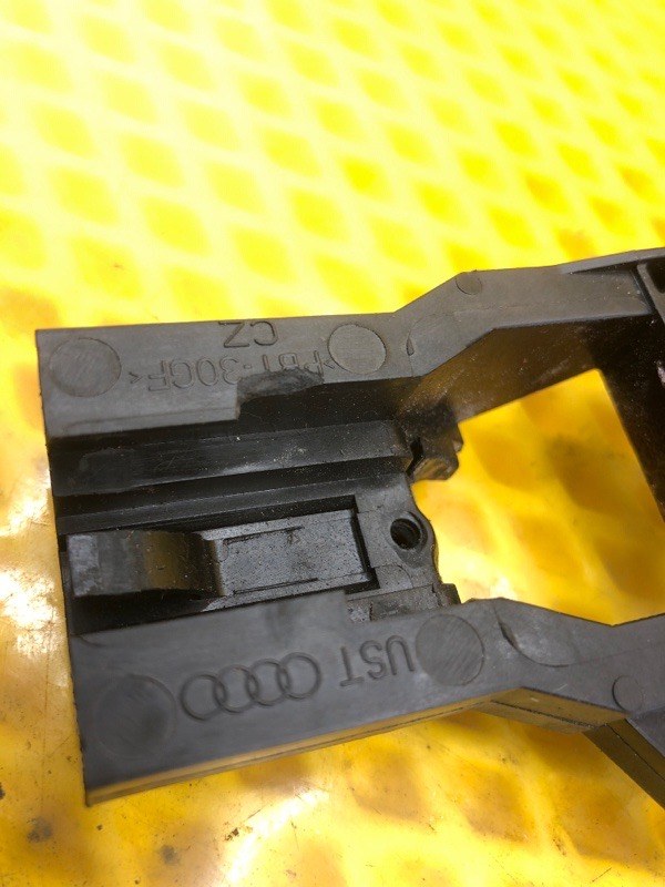 Кронштейн ручки двери передней правой Audi Q7 2014 4LB