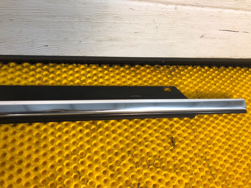 Молдинг стекла Audi Q7 2014 4LB