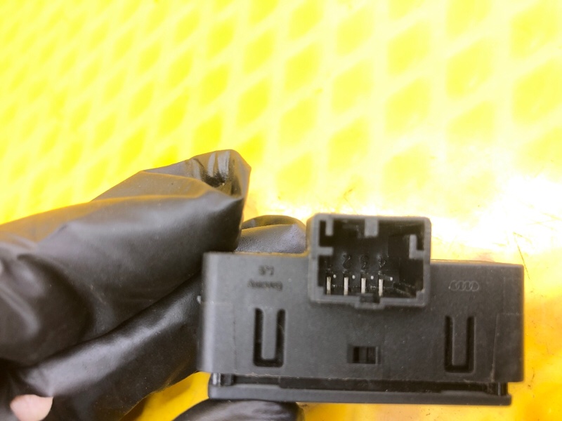 Кнопка открывания багажника Audi Q7 2014 4LB