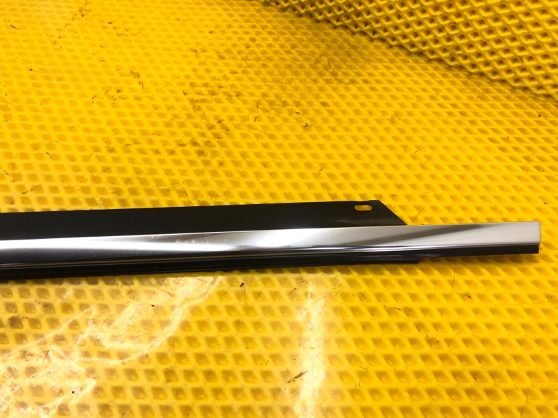 Молдинг стекла задней левой Audi Q7 2014 4LB