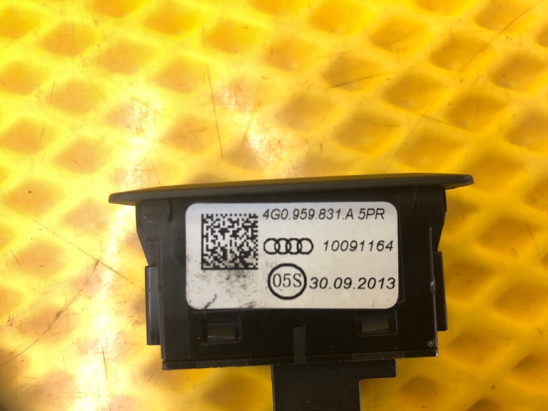 Кнопка открывания багажника Audi Q7 2014 4LB