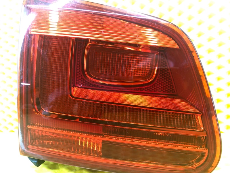 Фонарь крышки багажника левый Volkswagen Tiguan