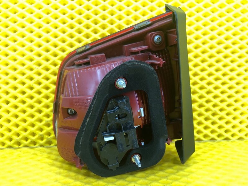 Фонарь крышки багажника левый Volkswagen Tiguan