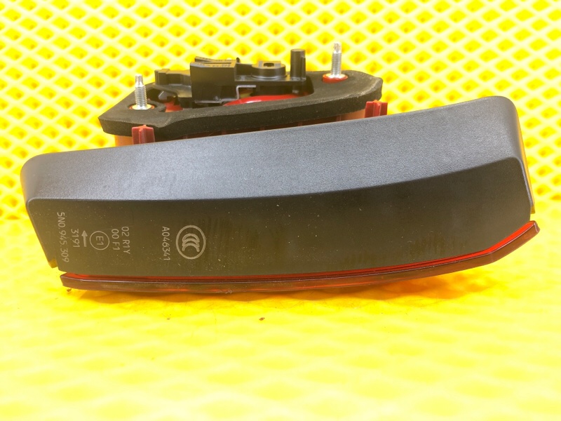 Фонарь крышки багажника левый Volkswagen Tiguan