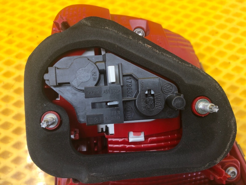 Фонарь крышки багажника левый Volkswagen Tiguan