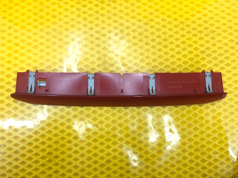 Фонарь дополнительный (стоп-сигнал) Volkswagen Tiguan