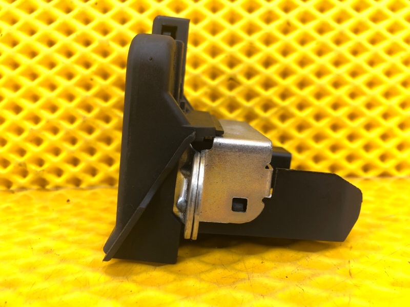 Замок двери багажника Volkswagen Tiguan