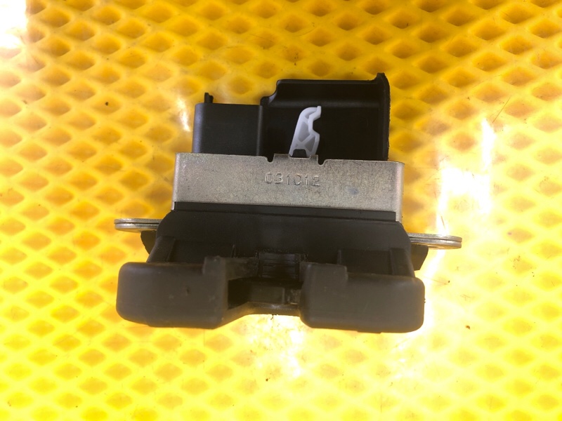 Замок двери багажника Volkswagen Tiguan