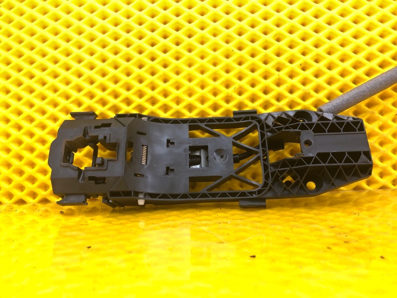 Кронштейн ручки двери задней левой Volkswagen Tiguan