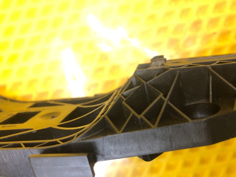 Кронштейн ручки двери задней левой Volkswagen Tiguan