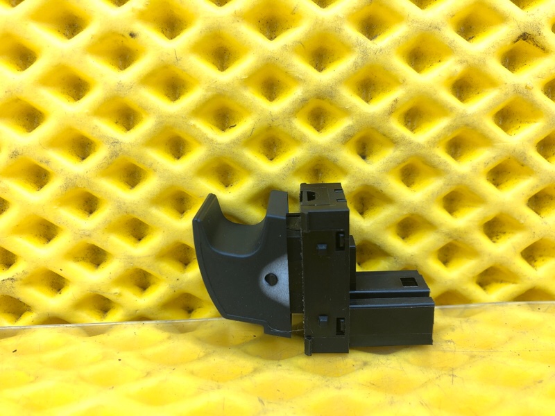 Кнопка стеклоподъемника задней двери Volkswagen Tiguan