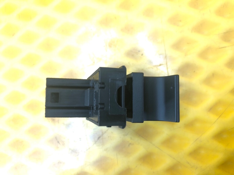 Кнопка стеклоподъемника задней двери Volkswagen Tiguan