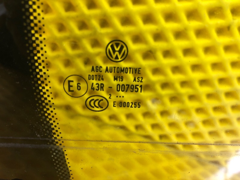 Стекло (форточка) задней правой двери Volkswagen Tiguan