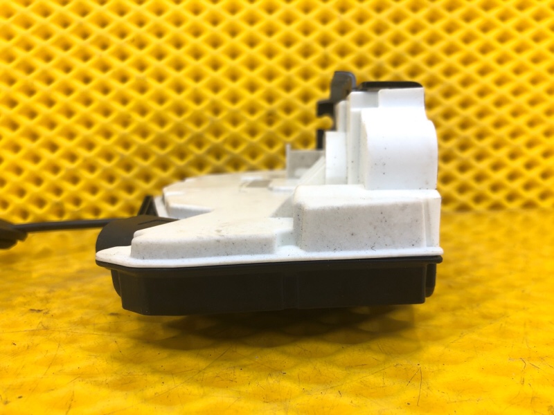 Замок двери Volkswagen Tiguan