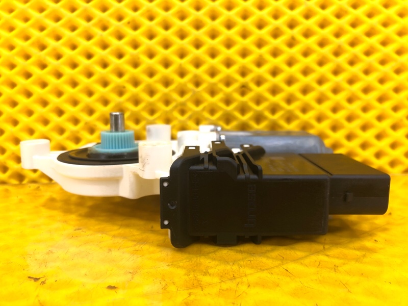 Моторчик стеклоподъемника задней правой двери Volkswagen Tiguan