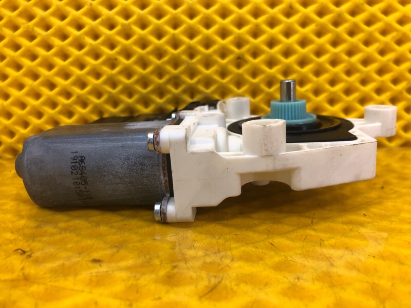 Моторчик стеклоподъемника задней правой двери Volkswagen Tiguan