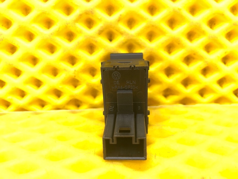 Кнопка стеклоподъемника задней двери Volkswagen Tiguan