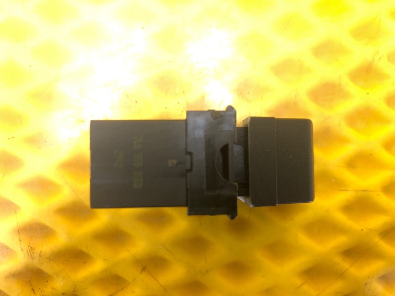 Кнопка стеклоподъемника задней двери Volkswagen Tiguan