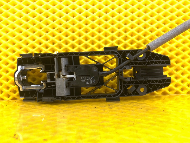 Кронштейн ручки двери передней правой Volkswagen Tiguan