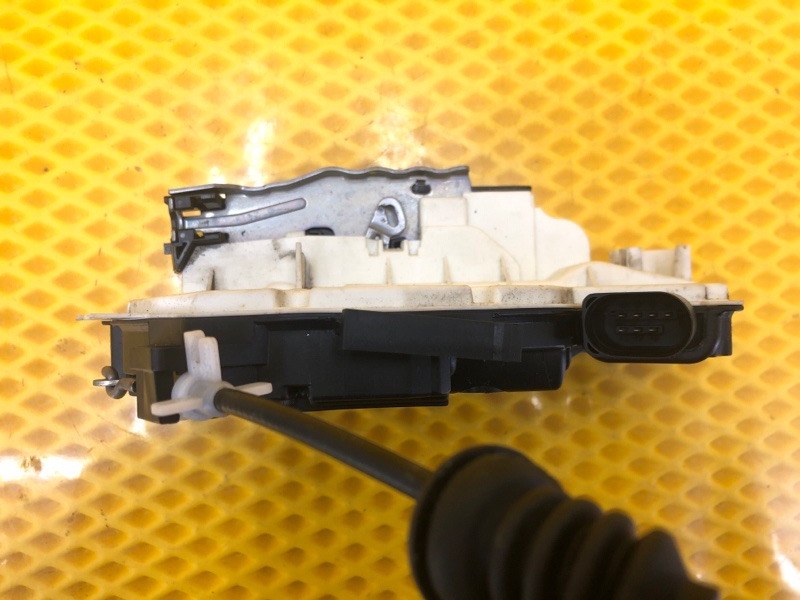 Замок двери передней правой Volkswagen Tiguan